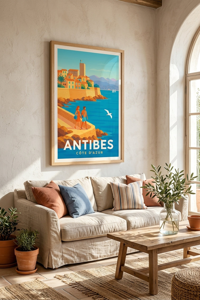 Affiche d'Antibes - vue de la vieille ville et des remparts - cadre chêne clair dans un salon | Afich