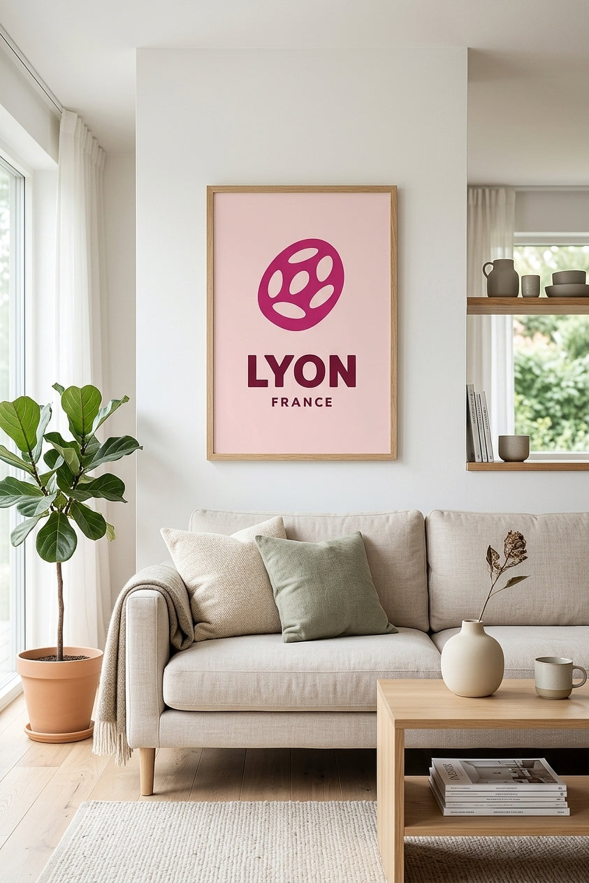 Affiche de Lyon en design minimaliste encadrée en chêne clair dans un salon scandinave | Afich