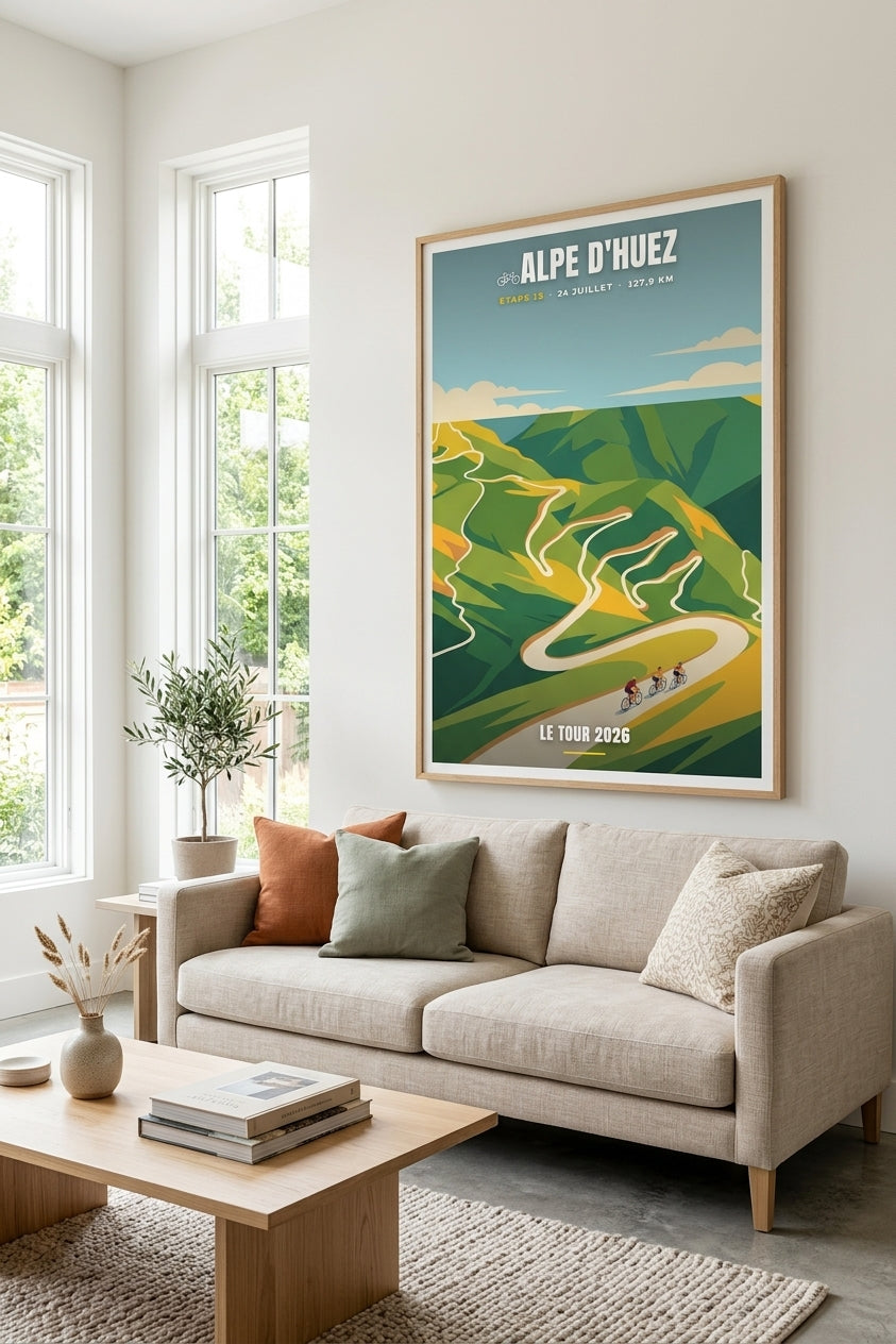 Affiche Alpe d'Huez - Le Tour de France 2026 encadrée dans un salon | Afich