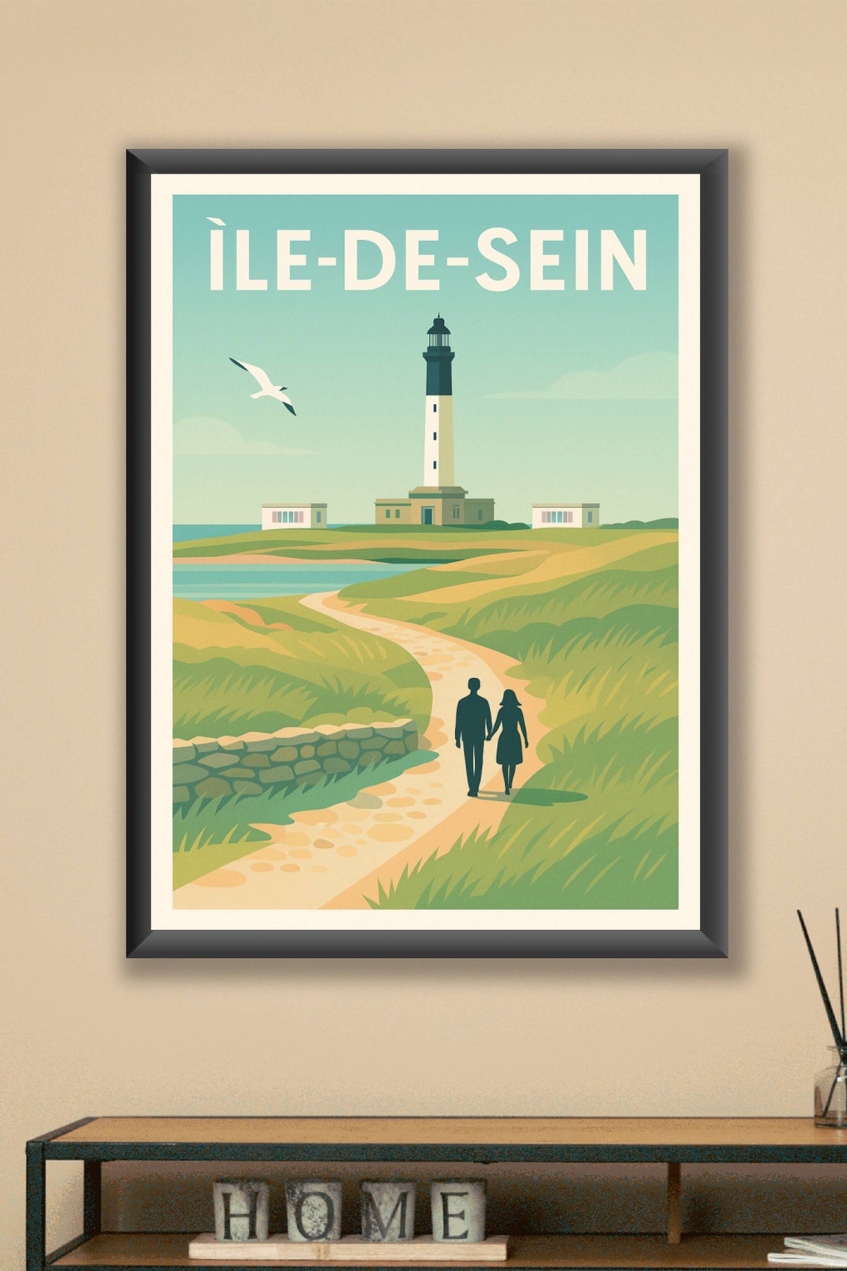 Affiche Île-de-Sein — Promenade romantique au phare emblématique · poster d'art de Île-de-Sein