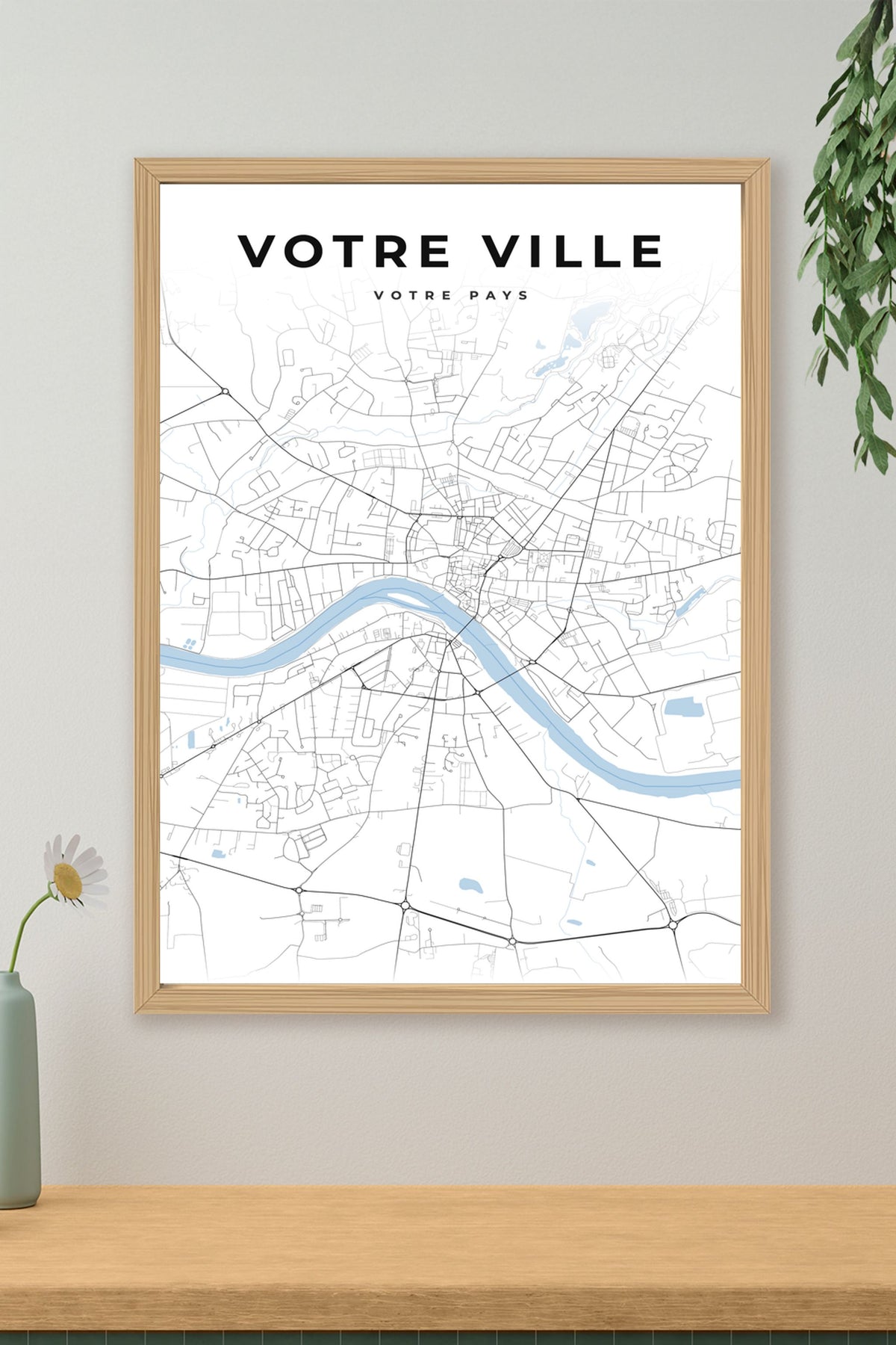 Carte de ville personnalisée encadrée dans un salon, cadre bois | Afich