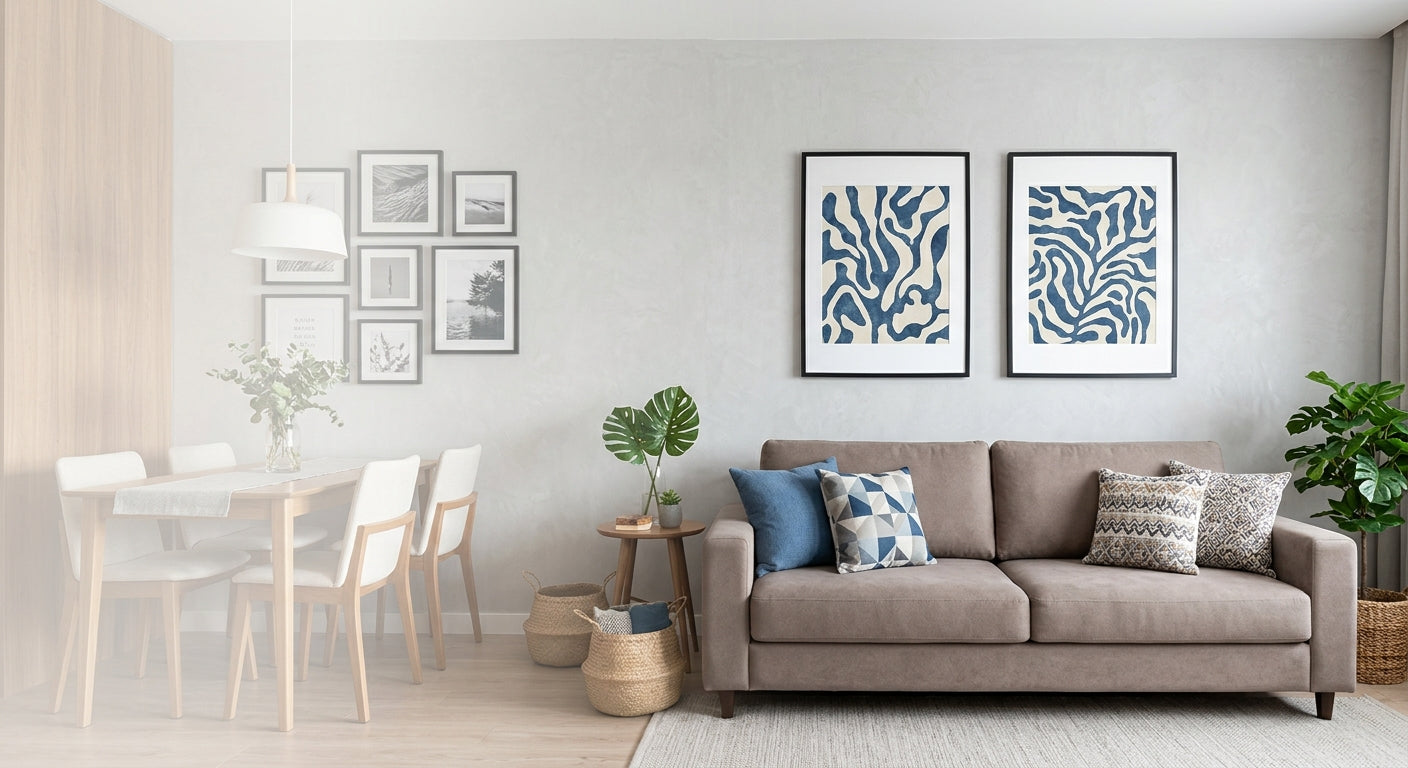 Salon avec affiches encadrées au mur