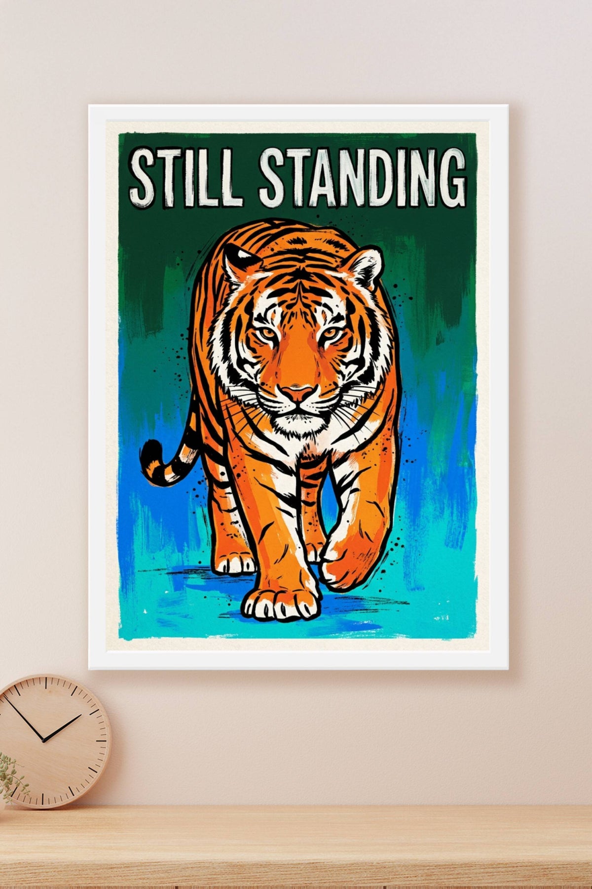 Poster Tigre Still Standing, affiche fond bleu vert
