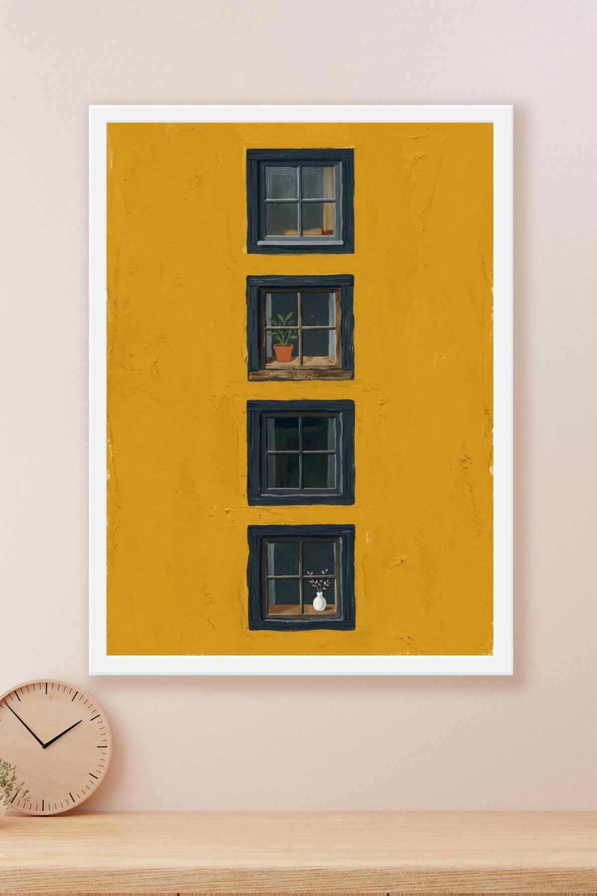 Poster Façade jaune, fenêtres et plantes en pot