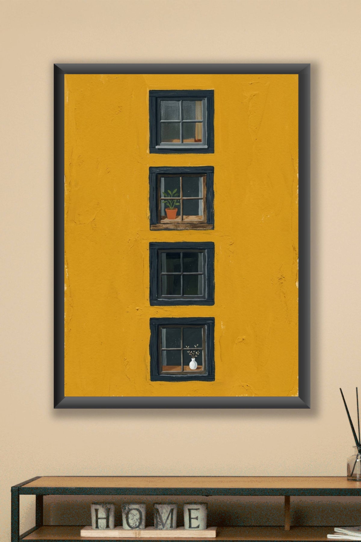 Poster Façade jaune, fenêtres et plantes en pot